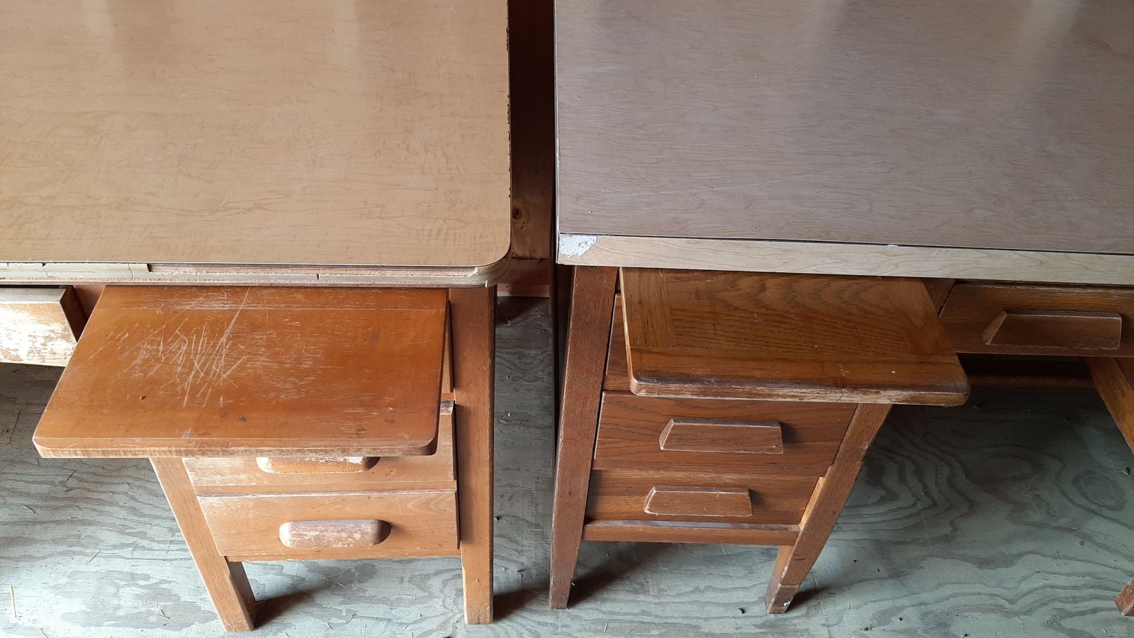 Pull-Out Work Surfaces in 7-Drawer Wood Desks