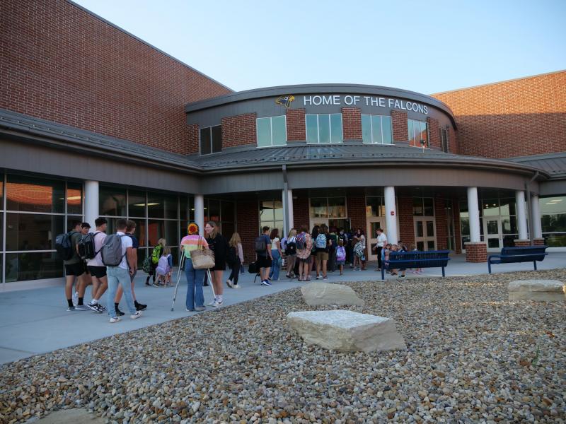 An image of students walking into the school.